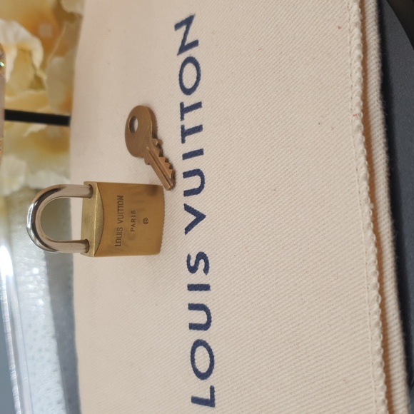 LOUIS VUITTON LOCK/KEY🔐 SILVER & GOLD TWO TONE # 215 W/ New Fashion Bag charm - Picture 6 of 7